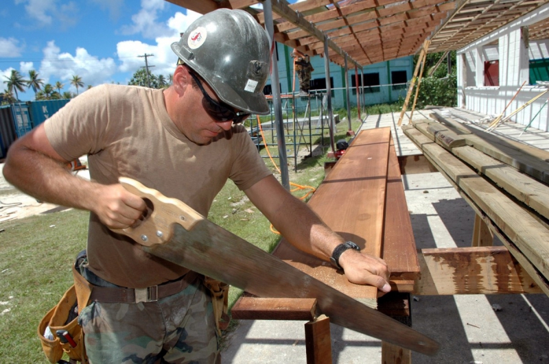 ebeniste-COLLOBRIERES-min_worker_construction_building_carpenter_male_job_build_helmet-893290